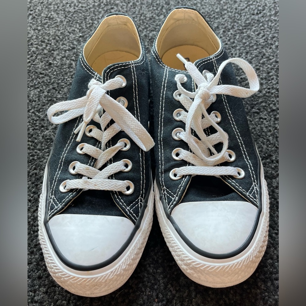 Converse Chuck Taylor All Star Low Top. Men’s 5.5/Women’s 7.5.